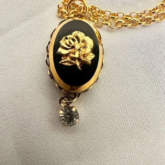 Black and gold tone  rose vintage pendant necklace - Picture 9 of 9